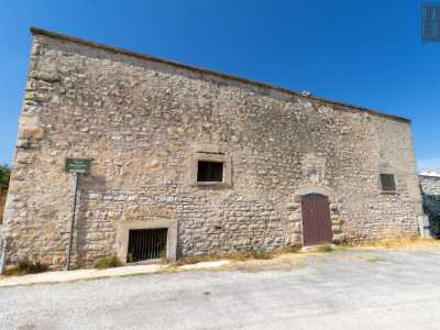 Il nostro itinerario parte all�inizio della strada provinciale 88 che collega Bitonto a Giovinazzo. Dopo poche centinaia di metri, sulla sinistra, notiamo una costruzione rettangolare in pietra completamente ristrutturata oggi destinata a sala ricevimenti